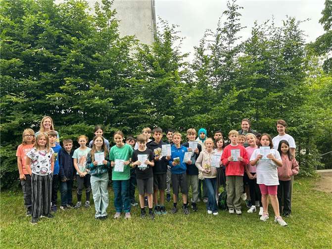 Theresa Daniel springt am weitesten – Grundschule feiert Matheerfolge. Foto: Grundschule Weißenthurm
