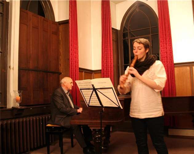 Theresa Menacher mit der Flöte und ihr Vater Rudolf Menacher am Klavier bereicherten die Adventsfeier im beschwingten Klang.