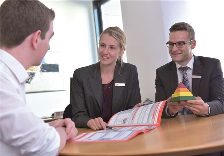 Theresa Rönsch (Mitte) und David Münk (re.) im Beratungsgespräch unter realen Bedingungen. KSK