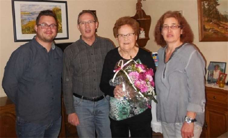 Therese Kaeschner feierte ihren 90. Geburtstag im Kreise der Familie. Foto: privat