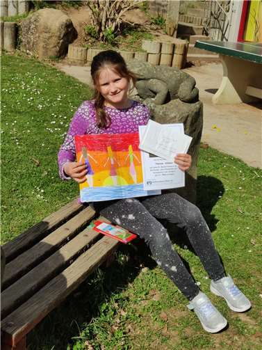 Therese Klinkner mit ihrem Werk. Foto: privat