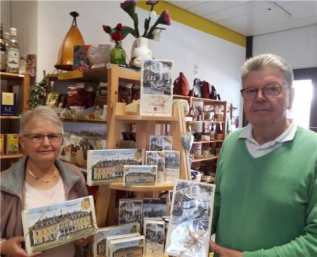 Theresia Knieke und Rainer Kunze vom ehrenamtlich betriebenen Neuwieder Eine-Welt-Laden.Foto: Christian Schultze