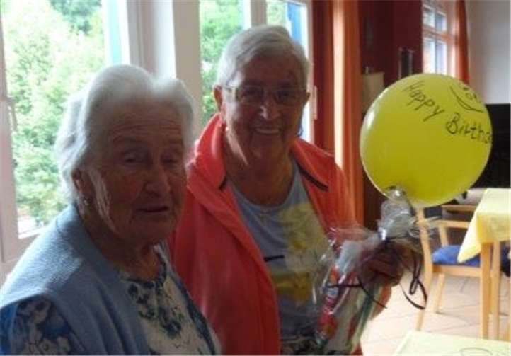 Theresia Paffhausen mit ihrer Tochter Angela Weckbecker.Foto: privat