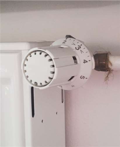 Thermostatventil auf Stufe zwei. Verbraucherzentrale Rheinland-Pfalz e.V.