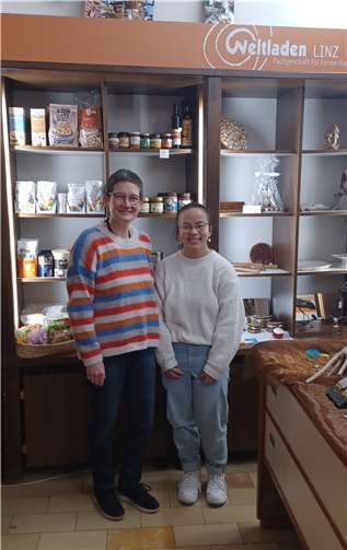 Thi Thanh Ngan Le (re.) bei der Begrüßung durch die stellv. Vorsitzende von Eine-Welt Linz, Annette Förster. Quelle: Weltladen Linz