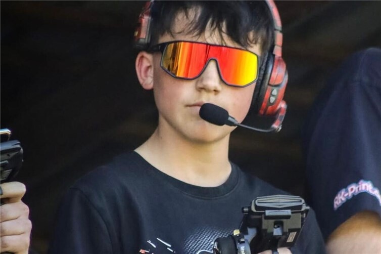 Thilo Baldes beim Steuern des Serpent 990 Evo R