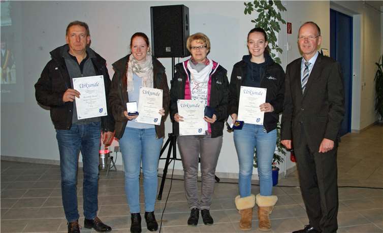 Thilo Becker gratulierte der Mannschaft ‚Dressur‘ des RV Kannenbäckerland zum Gewinn der Bezirksmannschaftsmeisterschaft in Langescheid.MIH