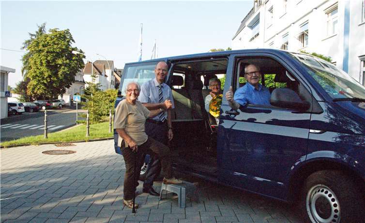 Thilo Becker half den beiden Damen in das Bürger-Mobil, das auf seiner ersten Fahrt vor einem Jahr von Artur Breiden gesteuert wurde.