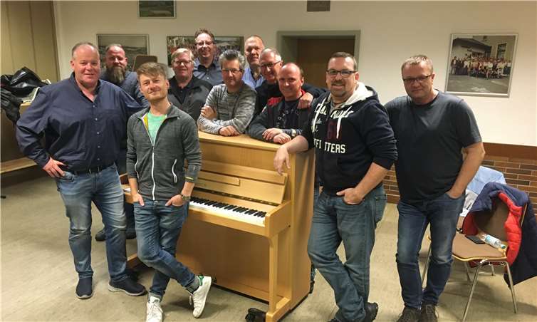 Thilo Daubach li. begrüßt mit seinen Sängern den neuen musikalischen Leiter Nicolas Schouler r. Foto: privat