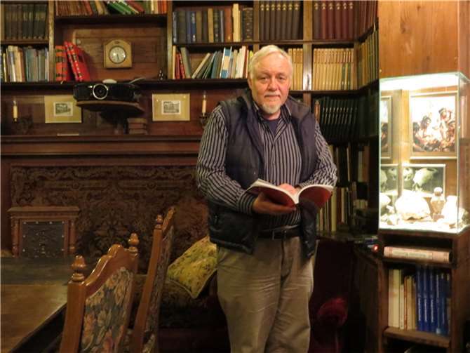 Thilo Heyl in der Museumsbibliothek. Mehr als 1000, zum Teil sehr alte, medizinische Bücher, bieten sich hier zum Schmökern an. MKA