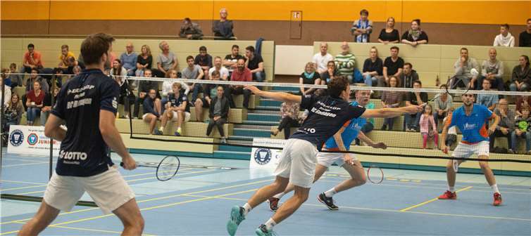 Thilo Mund (vorne am Netz) und Max Stage mit vollem Einsatz im 1. Herrendoppel. Copyright: Anka Flossdorf