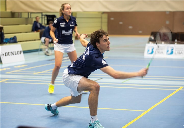 Thilo Mund (vorne), der gemeinsam mit Sarah Kämpf ein sehr gutes Mixed spielte und einen überlegenen Dreisatz-Sieg für Remagen holte.