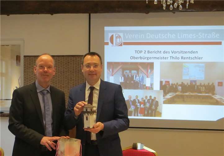 Thilo und Thilo freuen sich über die gelungene Zusammenarbeit. Zum Abschied gab es einen kleinen Limesturm. (v.li. Thilo Becker, Thilo Dambacher)