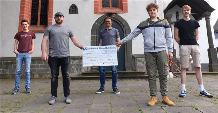 Thomas Alef (2.v.r) und Paul Kummetz (1.v.r) übergaben stellvertretend für die Messdiener/-innen 500 Euro an die Initiative „Nachbarn in Not“, für Mendig und Umgebung. Fotos: privat