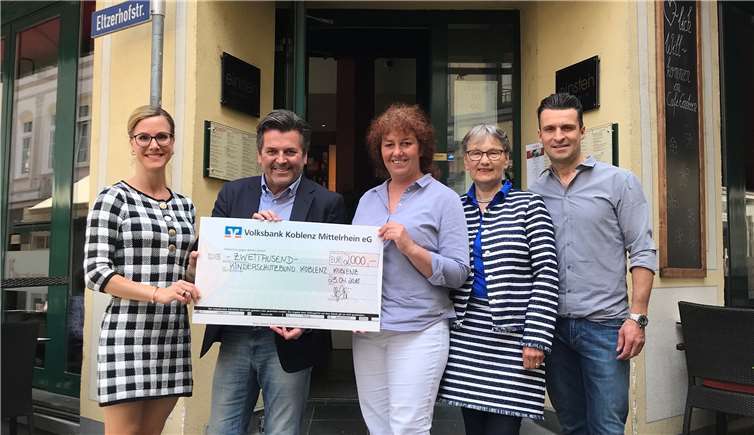 Thomas Anders, als Schirmherr des Kinderschutzbundes Koblenz, nahm den Scheck entgegen. privat