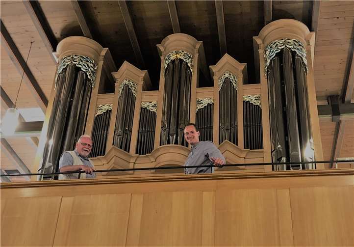Thomas Appel (li.) vom Orgelausschuss der Kirchengemeinde erklärte die neue Orgel.