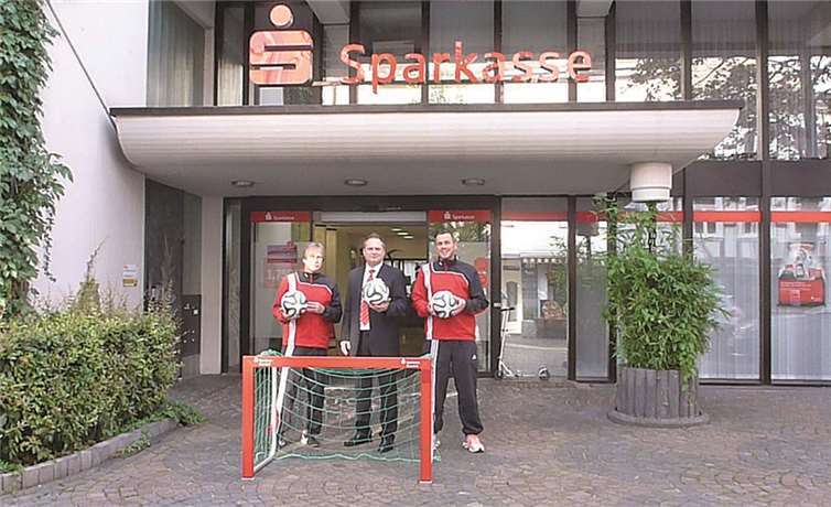Thomas Baars von der Sparkasse konnte in Linz das Trainingstor und die Bälle an die Vertreter des VfB übergeben. privat