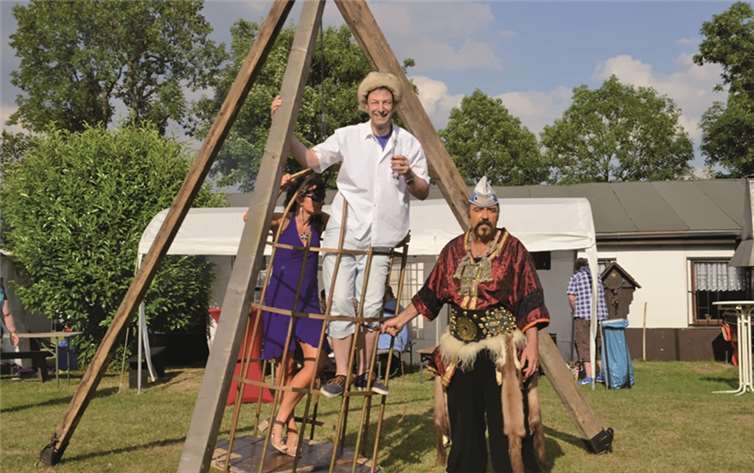 Thomas Balasus im hängenden Käfig nach dem Mützentausch.privat