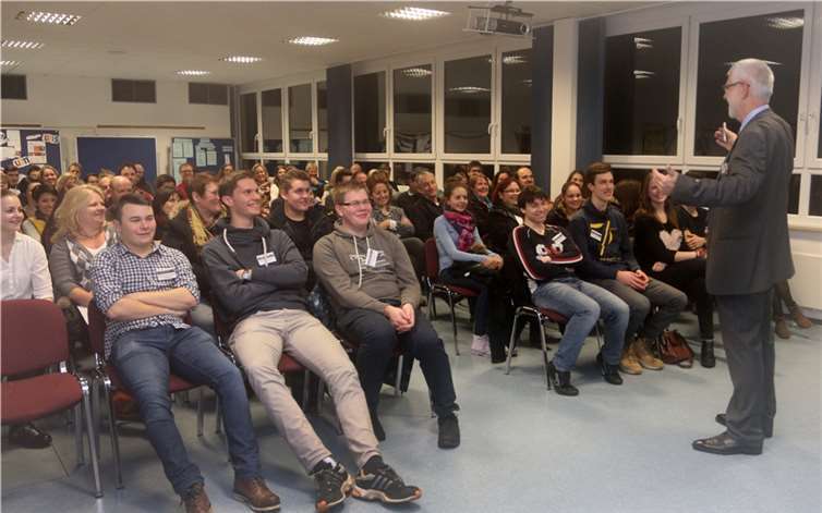 Thomas Biehl, Koordinator der FOS, konnte zahlreiche Gäste zur Infoveranstaltung begrüßen. SES