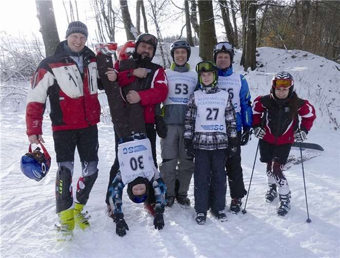 Thomas Bitzen, Abdi Djirsarai, Jonathan Wind, Wolfgang Wind, Louis Rech, Bernd Rech und Deborah Djirsarai (v.l.). Privat