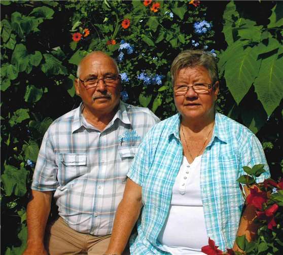 Thomas Blotzki ist leidenschaftlicher Angler, Liesel Blotzki liebt ihre Blumen. privat