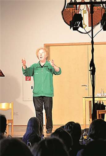 Thomas Borggrefe aus Utrecht als dementer Dirigent im Theaterstück „Dachstube“.