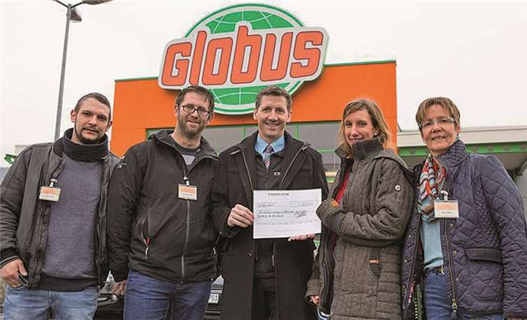 Thomas Brack, David Block, Patrik Fröhlich (Autohaus Fröhlich), Simone Heilmann von der Caritas und Frau Marion Wüst von Globus freuen sich, dass sie die Tageseinnahmen des Angrillens spenden dürfen. privat