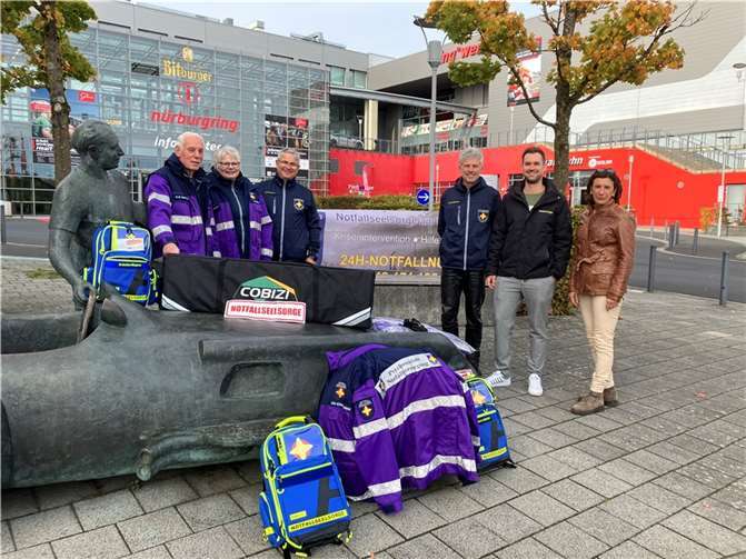 Thomas Brost, Einsatzleiter der Notfallseelsorge am Nürburgring (3. v. l.), freut sich gemeinsam mit den Mitgliedern der Notfallseelsorge und Patrick Ley, Westenergie-Kommunalmanager (2. v. r.), sowie der Pfarrerin der ev. Kirchengemeinde Adenau, Frau Claudia Rössling-Marenbach über die neue Arbeitskleidung.  Foto: Westenergie AG/Ronja Retz