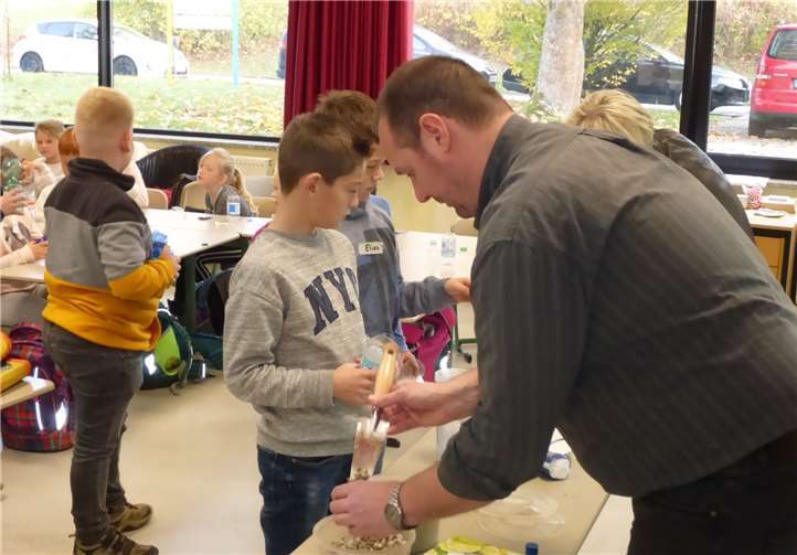Thomas Decker von der Deutschen Umwelt-Aktion e. V. zeigte den Kindern, wie sie aus einer Plastikflasche und Kies ihre eigene Mini-Kläranlage bauen können. privat