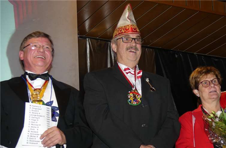 Thomas Einig (Mitte) wurde von der Rentnerband zum Ehrenrentner gekürt und mit dem Goldenen Monokel ausgestattet.