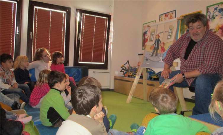 Thomas Engelhardt zieht bei der "Käpt`n Book“ - Lesung die Kinder in seinen Bann. privat
