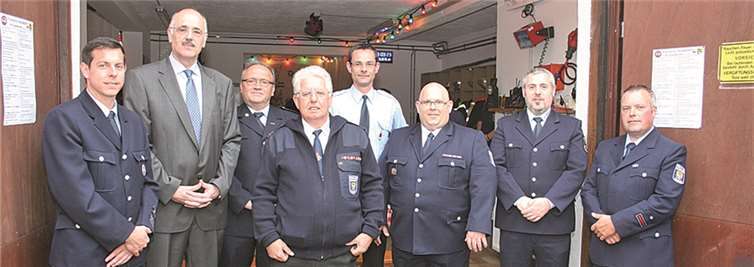 Neuaufnahme und Entpflichtung  Thomas Frömbgen (4.v.re.) wurde mit dem Silbernen Feuerwehrehrenzeichen des Landes Rheinland-Pfalz für 25-jährige pflichttreue Tätigkeit ausgezeichnet. Wegen Erreichen der Altersgrenze wurde Oberlöschmeister Paul Weber (4.v.li.) nach 47 Dienstjahren aus dem aktiven Feuerwehrdienst in die Alters- und Ehrenabteilung entlassen.