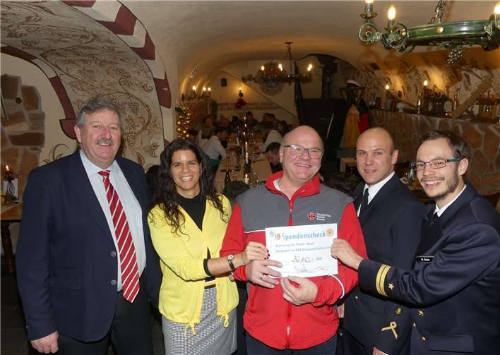Thomas Göbel von der Cochemer DRK-Bergwacht (Mitte)freute sich über die Tender-Spende von 3260 Euro.Fotos: TE