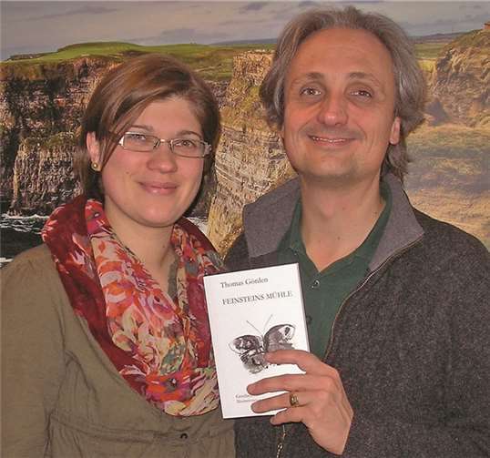 Thomas Görden mit seinem Buch „Feinsteins Mühle“ und die Künstlerin der Zeichnungen, Sarah Thomsen.privat