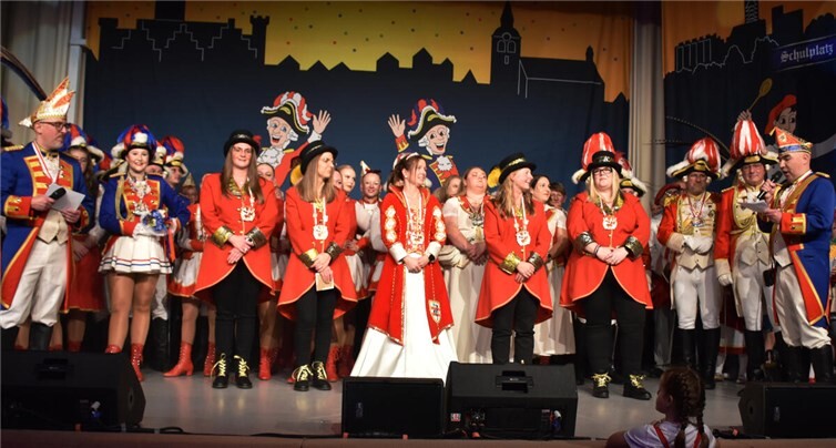 Thomas Gollos (rechts) und Marco Schmitz (links) proklamierten die neue Karnevalsprinzessin. 