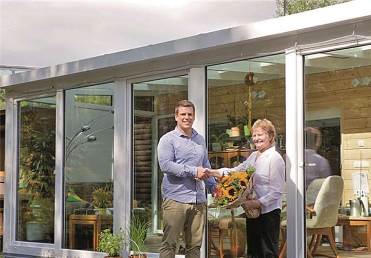 Thomas Günther gratuliert Helga Wolf zu ihrem Wintergarten.privat