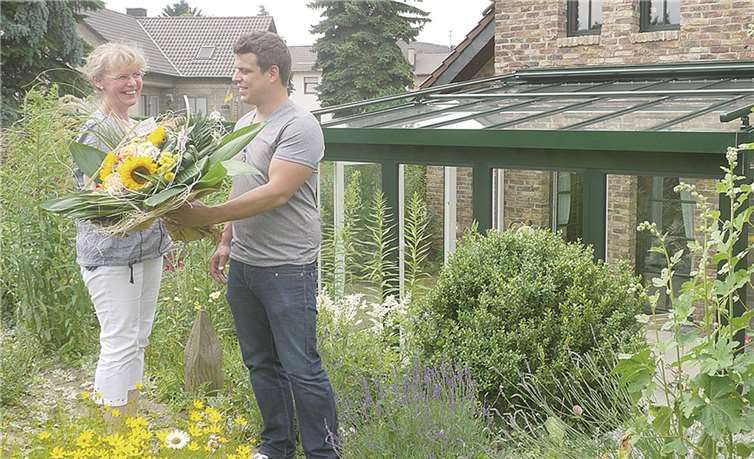 Thomas Günther überreichte der Gewinnerin Anita Schneider einen Blumenstrauß.privat