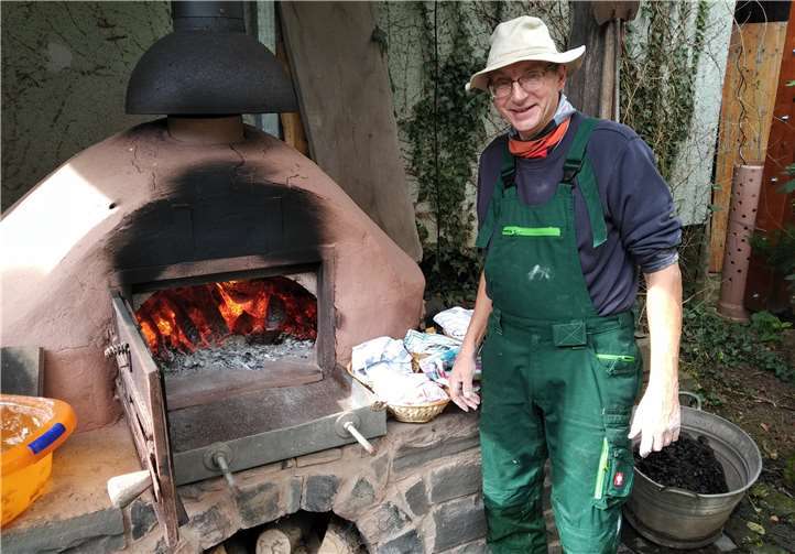 Thomas Härtel befeuerte seinen Gartenbackes zum Brotbacken.