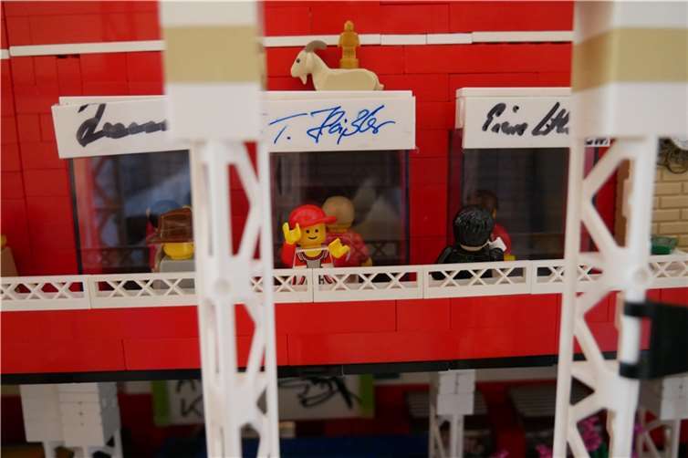 Thomas Häßler und Pierre Littbarski haben eigene Logen, mit ihren Unterschriften gekennzeichnet.