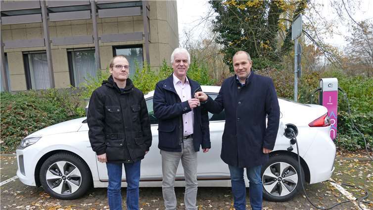 Thomas Hau, Kommunalbetreuer bei innogy (1. v. r.) übergibt gemeinsam mit Alexander Ehl, Klimaschutzmanager der Kreisverwaltung Cochem-Zell (1. v. l.) den Schlüssel für die Probewoche mit dem Hyundai Ioniq an den Gewinner, Frank Schruhl (Mitte). Foto: innogy