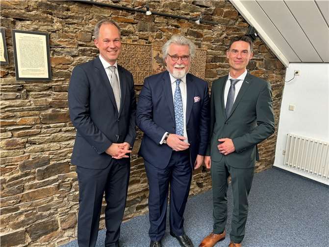 Thomas Helde (r.) mit Dr. Michael Mayer und Minsiter Herbert Mertin.  Foto:privat