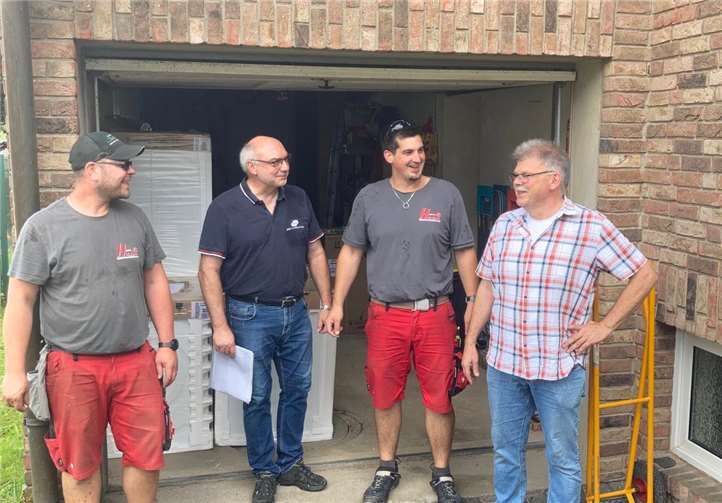 Thomas Hess, Joachim Haun und ihre Helfer Wolfram Böhrer und Jonas Schmitt freuen sich über die gelungene Hilfsaktion. Foto: privat