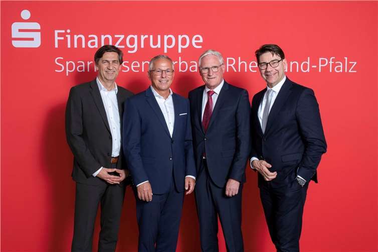Thomas Hirsch (r.) und Roman Frank (l.) gratulierten Dieter Zimmermann (2. v. r.) und Andreas Ott (2. v. l.) zur Wiederwahl. Foto: Kreissparkasse Ahrweiler
