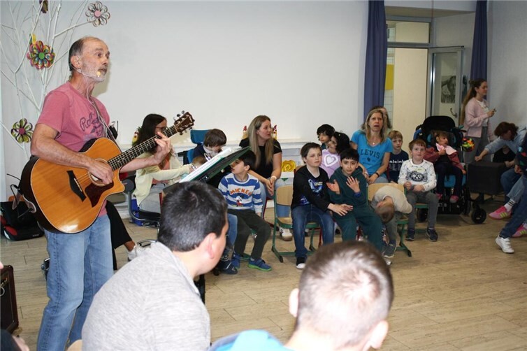 Thomas Hochscheid zeichnete mit Gitarrenspiel und Gesang zur Siegerehrung für den musikalischen Rahmen verantwortlich.