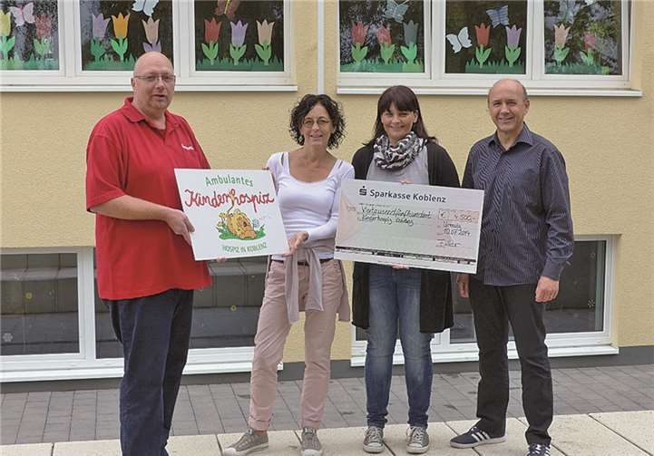 Thomas Hofmann (Förderverein/Schulelternbeirat), Katja Masendorf (Kinderhospiz Koblenz), Elke Füller (Förderverein/Schulelternbeirat), Schulleiter Thomas Rauch (v.l.) bei der Scheckübergabe.