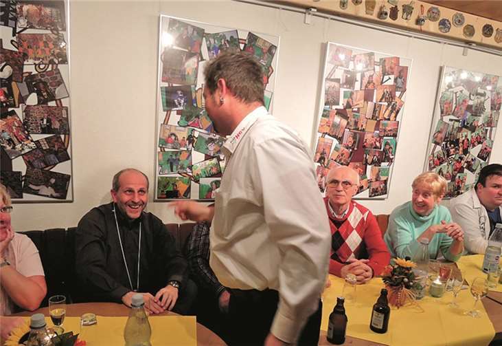 Thomas Hüllen, der bis zum vorigen Jahr langjähriger Einheitsführer der Freiwilligen Feuerwehr Horchheim war, verleiht den HCV-Sessionsorden an die Gäste.