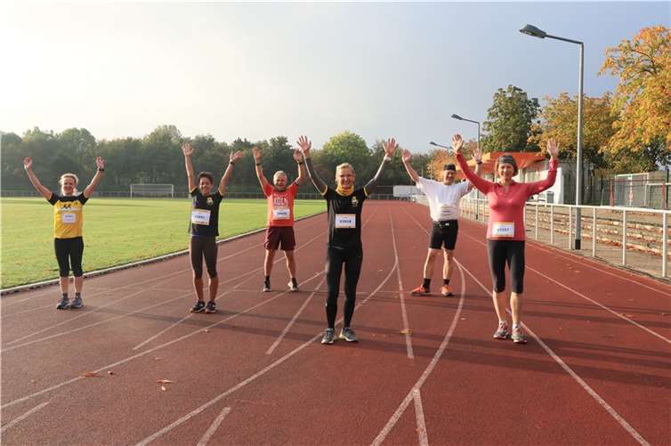 Thomas Huth mit Teilnehmern im Preuschoff-Stadion. Fotos: privat