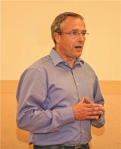 Thomas Ibald führte auch in diesem Jahr die Weinprobe durch und erklärte das Prozedere.