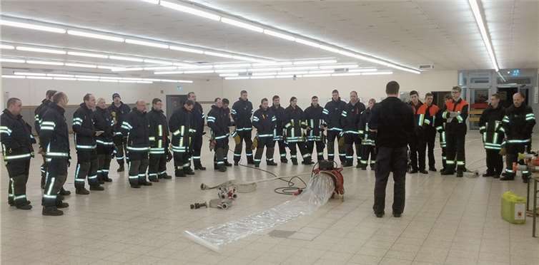 Thomas Itschert erläutert die einsetzbaren Geräte vor versammelter Mannschaft. privat