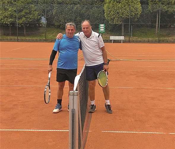 Thomas Jung vom TC Rot-Weiß Neuwied (links) und Michael Röser vom SV Hüllenberg lieferten sich ein spannendes Spiel.privat